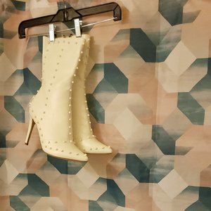 LADIES BOOT - SIZE 11   WHITE - SHORT